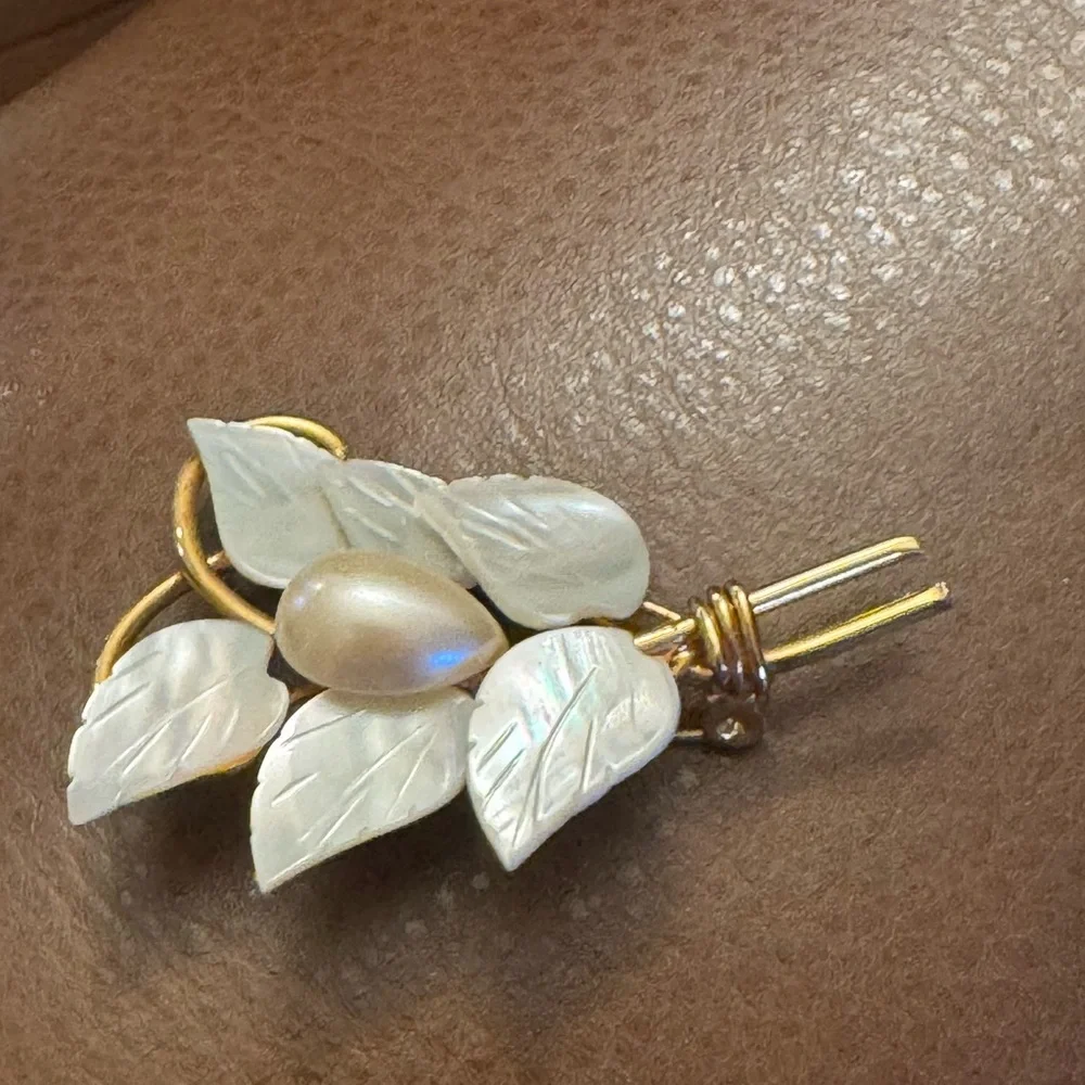Vintage mid-century mother of pearl leaves &faux pearl brooch w/gold tone detail